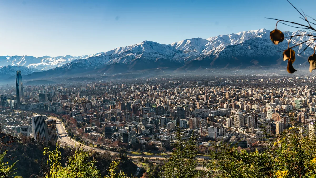 Santiago de Chile y la cordillera vistos desde el cerro San Cristóbal