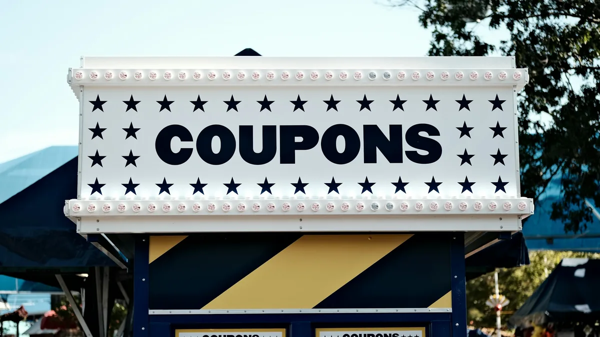 Caseta de feria con un letrero que dice COUPONS