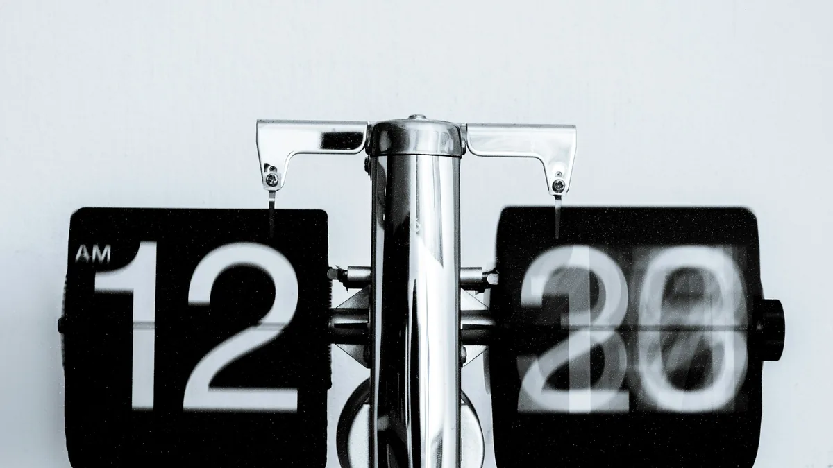 Reloj de tarjetas contra una pared lisa